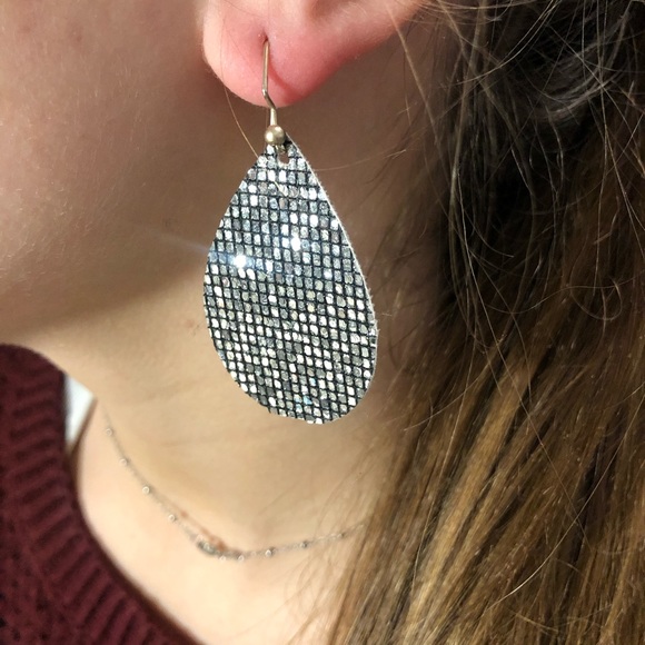 Leather tear drop earrings - Picture 2 of 2